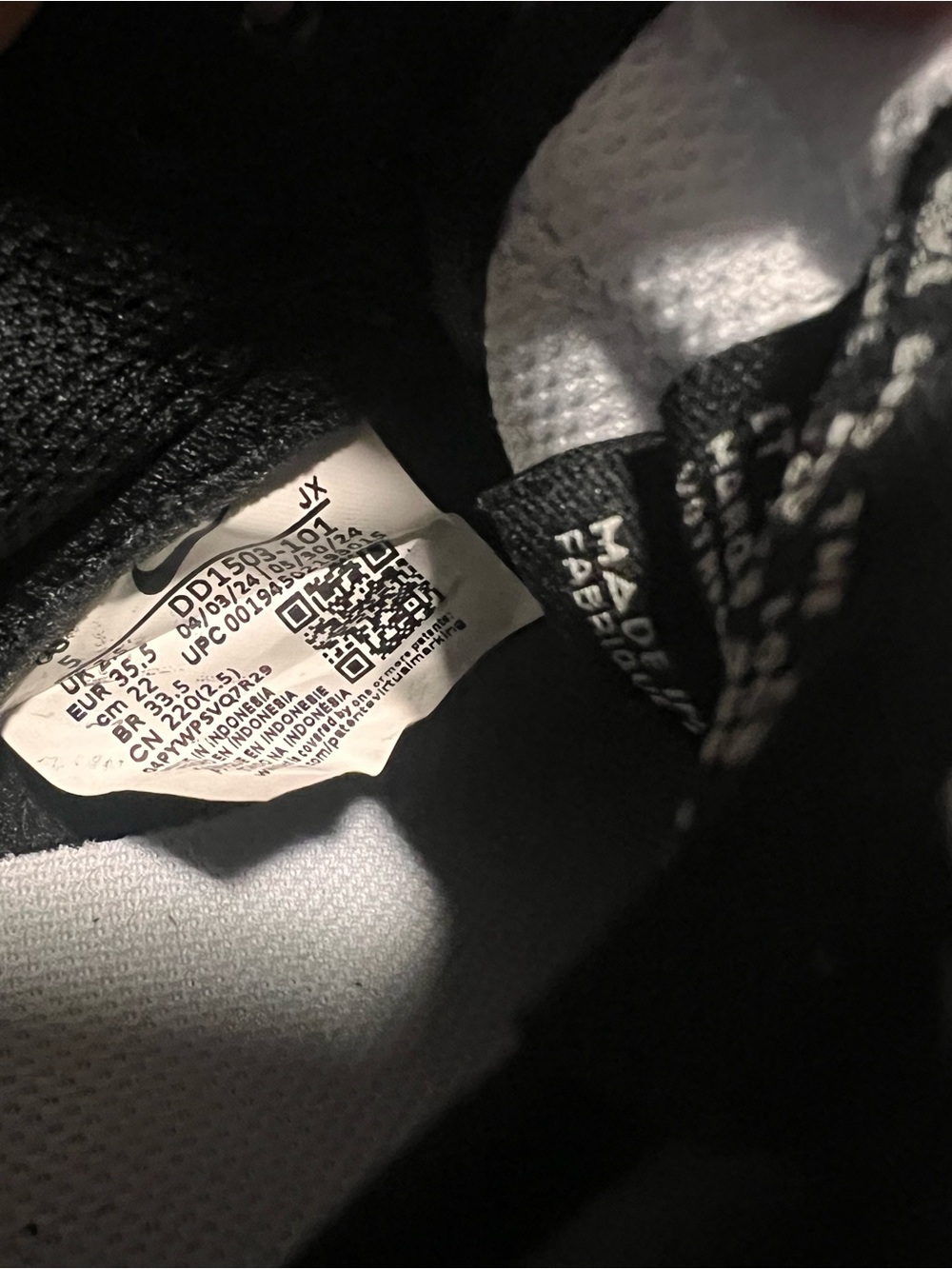 W NIKE Black and White Low-Top Sneakers - Picture 6 of 7